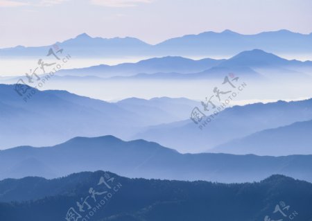 雾里的山图片