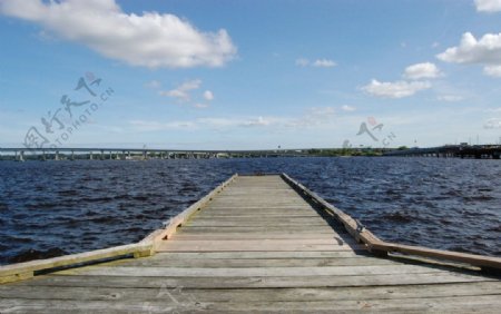 湖岸木桥图片