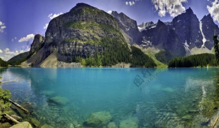 依偎在石巨人脚下的蔚蓝湖水图片