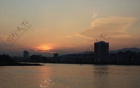 绣江的日落图片