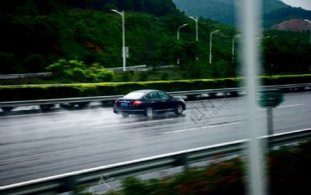 雨中奔跑的汽车图片