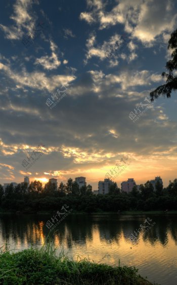 HDR天空湖面图片