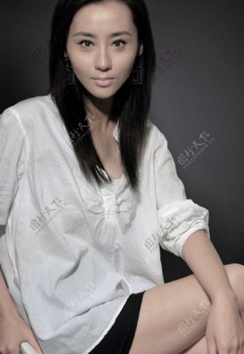 刘立淇白色衬衣黑色短裤写真图片