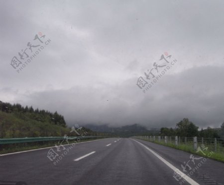 暴雨来临前的高速公路图片