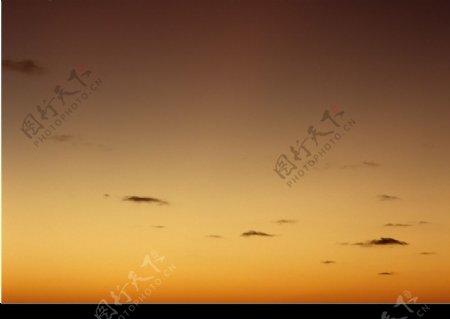 夕阳下的天空图片