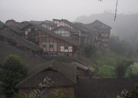 泸州福宝古镇雾中吊脚楼群图片