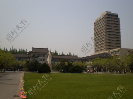 上海复旦大学校园广场图片