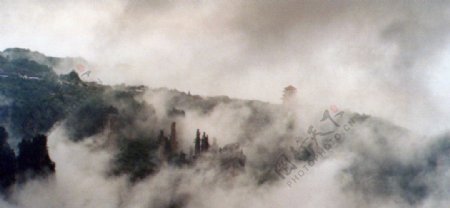 云雾绕山川图片