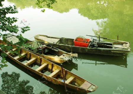河中小船图片