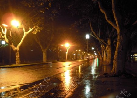 杭州北山路雨夜图片