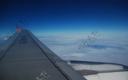 空中飞机翅膀图片