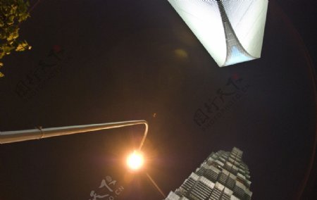 夜色中的上海环球金融中心和金茂大厦图片