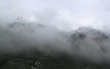 云雾缭绕图片
