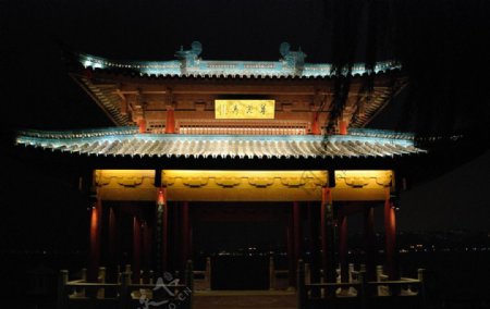 夜色中的浙江杭州西湖翠光亭图片