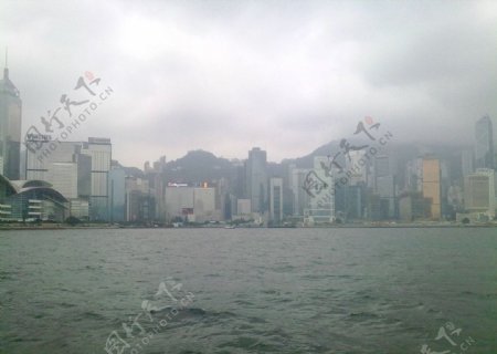 香港海边高楼维多里亚海港阴天云层浮标图片