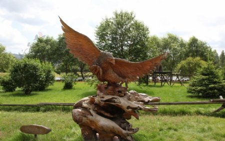 木雕园内雕塑鹰图片