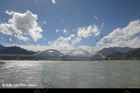 青藏铁路大桥图片
