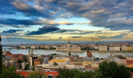 布达佩斯多瑙河两岸俯瞰图片