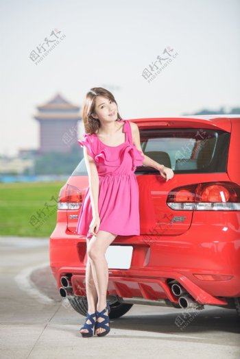 红衣车模图片