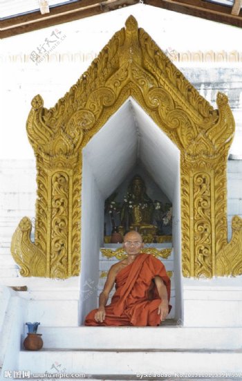 茵莱湖的僧侣图片