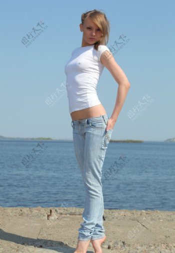海边的牛仔裤休闲美女图片