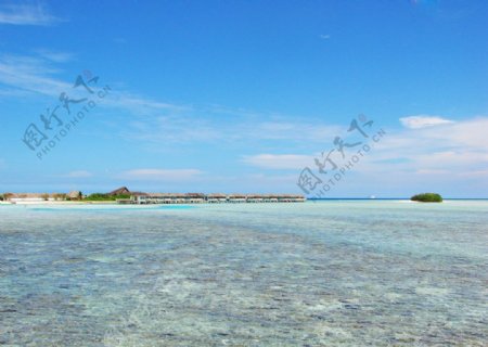 马尔代夫蓝天大海小岛图片