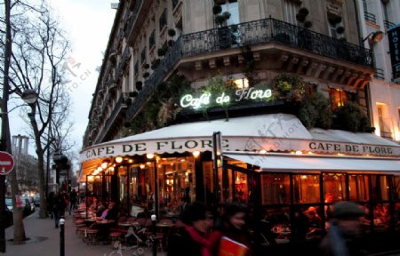 巴黎黄昏时分的街景图片