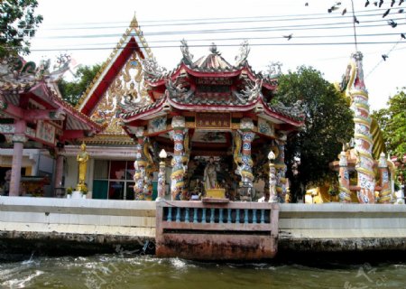 泰国湄南河旁的佛庙图片