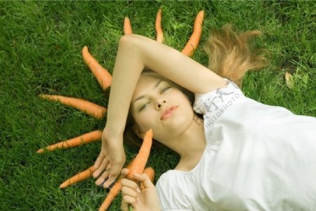 躺在草地上头被红萝卜围成太阳的漂亮性感美女图片