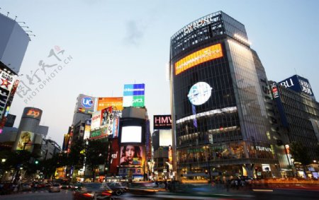东京涩谷站黄昏时街景图片