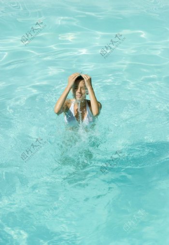女孩在水中耍水图片