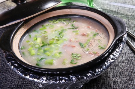 广式生滚脆肉鲩砂锅粥图片