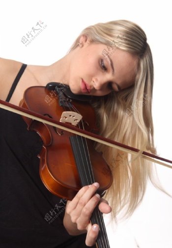 美女拉小提琴图片