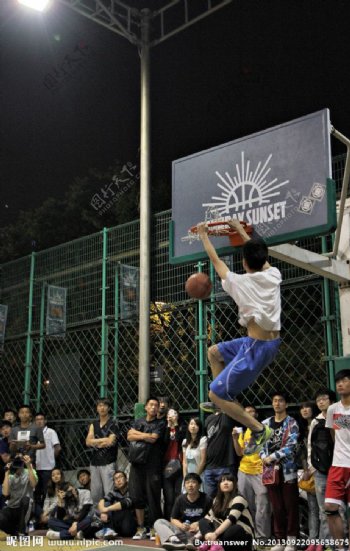 北京街头篮球扣篮高清图片