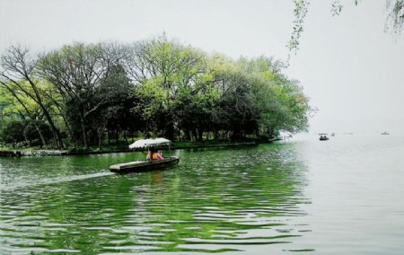 西湖泛舟图片