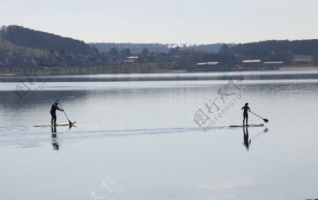 湖中划艇图片