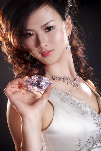 美女锆头钻石饰品模特图片