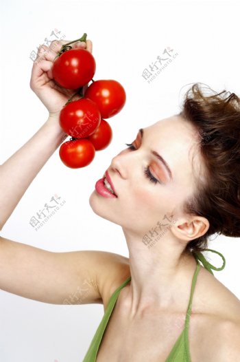 吃西红柿优雅性感美女图片