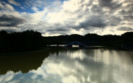 大湖公园晨曦天空云彩云彩倒影图片