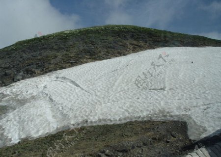 夏日长白山山顶的积雪图片