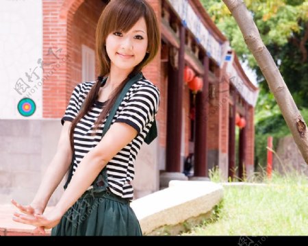 台湾网络超人气美女果子MM条纹T恤图片