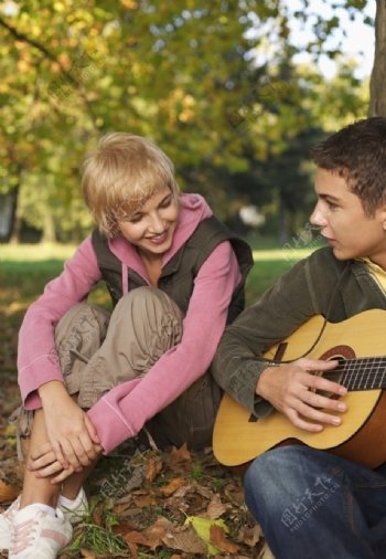 弹吉他的快乐情侣图片