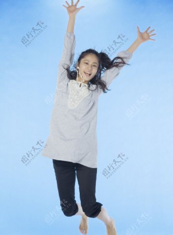 快乐跳跃的女大学生图片