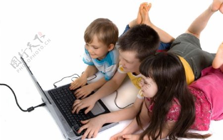 一起玩电脑的孩子们图片