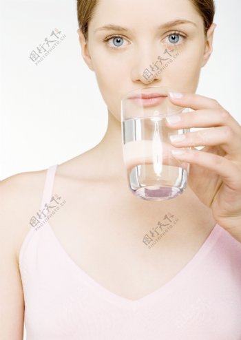 喝白开水的女人图片