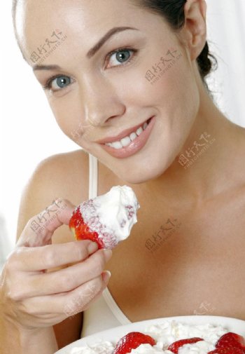 草莓奶油漂亮女人图片