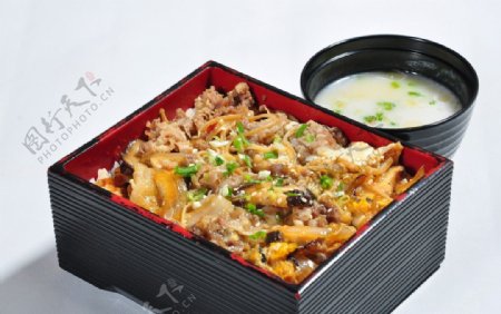日式烧牛肉定食套餐图片