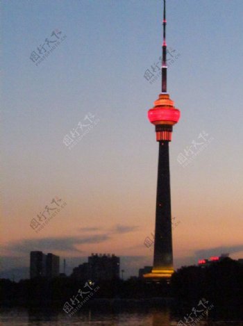 北京电视塔黄昏景色图片