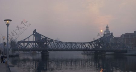 红日照耀解放桥图片