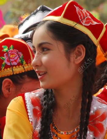 倾情一笑的新疆维吾尔族少女图片